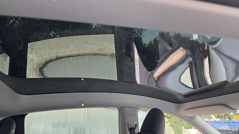 Tesla Model Y (2023) LR AWD Záruka SoH 93,2% - fotka 13 z 33