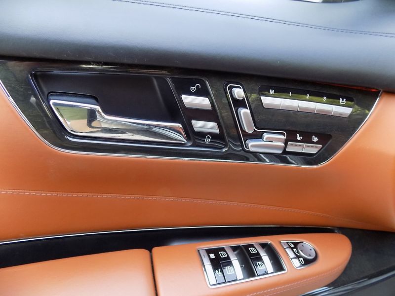 Mercedes-Benz CL (2010) 500 AMG/4-Matic/Designo/ - fotka 18 z 42
