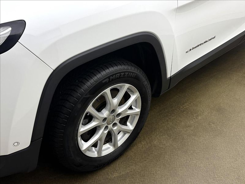 Jeep Cherokee 2,0 103kW 4X4 AC NAVI SENZORY - fotka 36 z 41