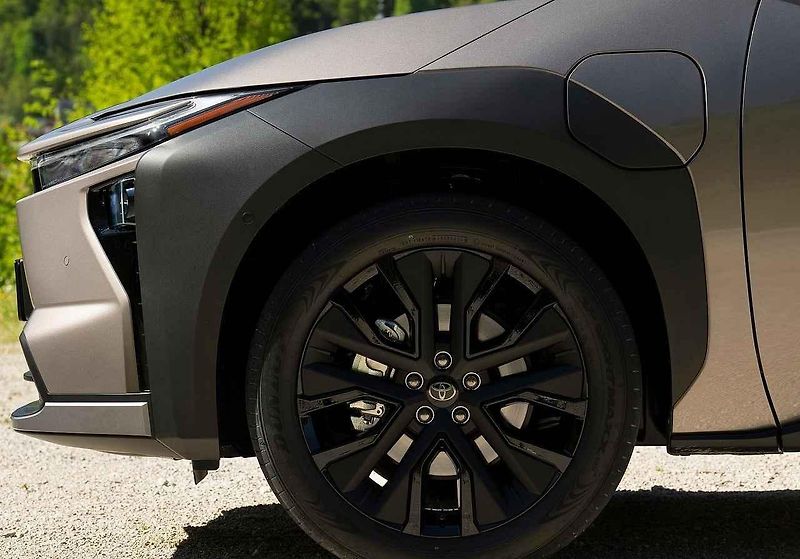 Toyota bZ4X se hodí na výlety do každého terénu.