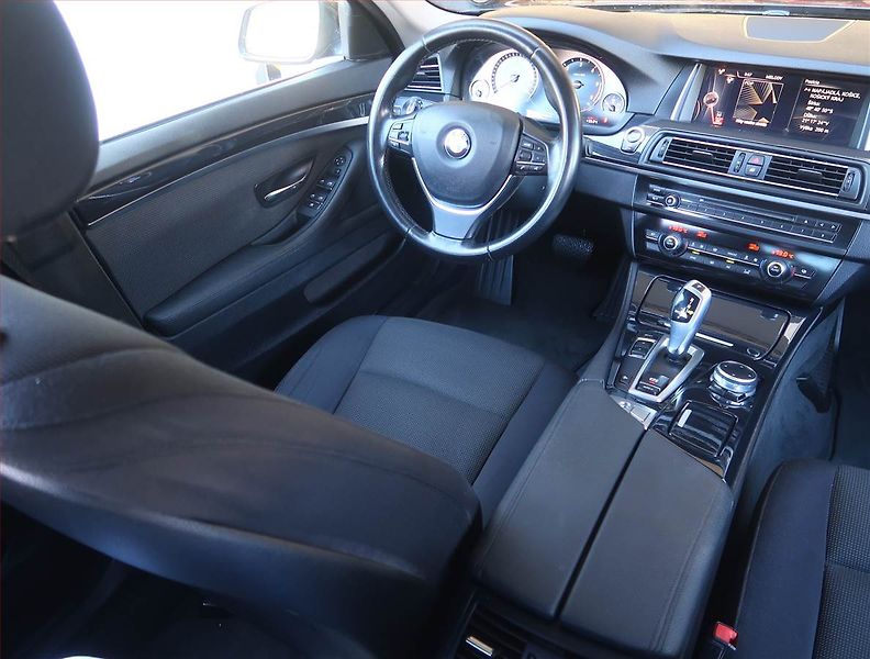BMW Řada 5 (2016) 520d xDrive, 4X4, Automat - fotka 7 z 20