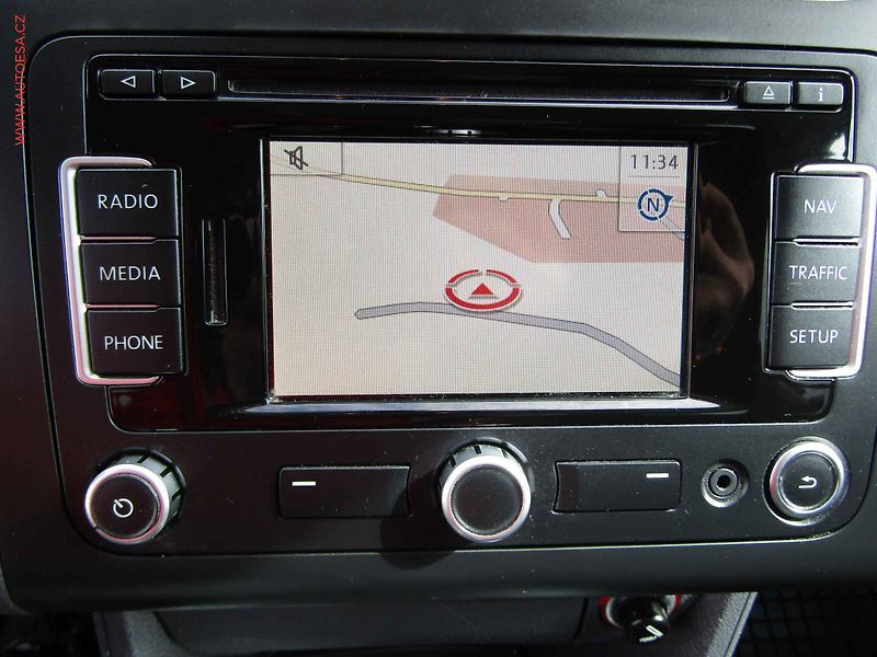 Volkswagen Touran (2011) 1.4 TSi, AC, výhřev sed - fotka 15 z 20