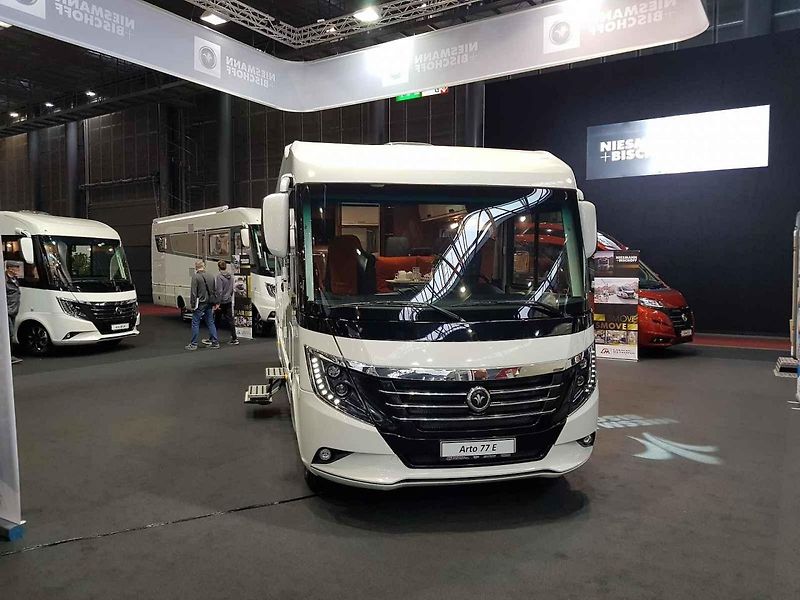 Jeden z nejhezčích vozů na výstavě si hned našel svého majitele. Na modelu Dethleffs Globetrotter XLi 7850-2 s nápadným lakem za čtyři miliony korun byla přilepena cedulka „prodáno“.