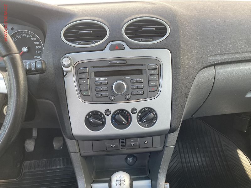 Ford Focus (2007) 1.6 TDCi, ČR, AC - fotka 12 z 16