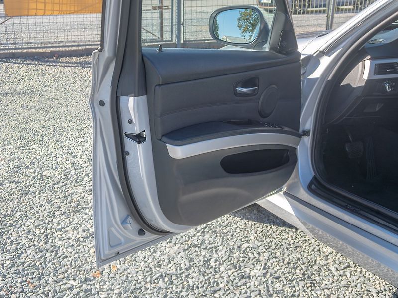 BMW Řada 3 (2011) 325i 160KW mat HK – NAVIGACE - fotka 13 z 52
