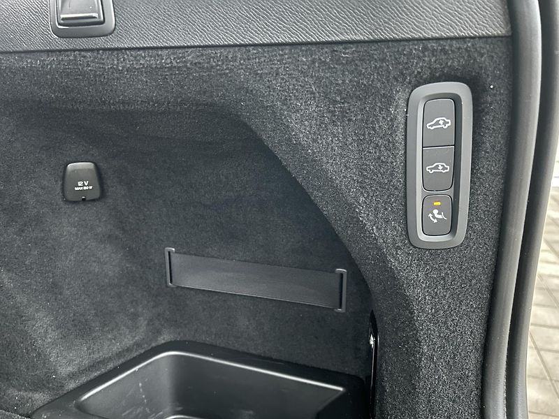 Volvo XC90 2.0 B5 4x4 ULTIMATE - fotka 28 z 30