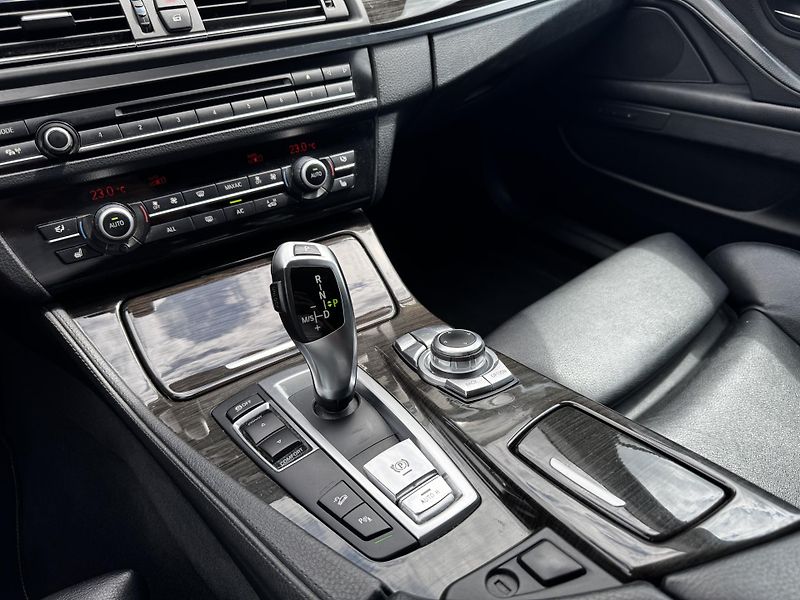 BMW Řada 5 (2012) 530XD M-paket - fotka 15 z 29