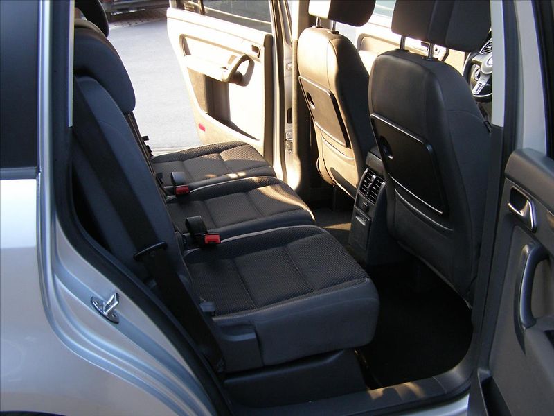 Volkswagen Touran 1,2   77KW REZERVACE - fotka 29 z 39