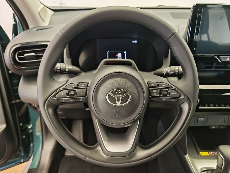 Toyota Yaris Cross 1.5 Hybrid ( 115k ) e-CVT 4x2 - fotka 25 z 33