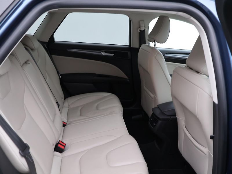Ford Mondeo 2,0 Hybrid iCVT 103kW Vignale - fotka 13 z 35