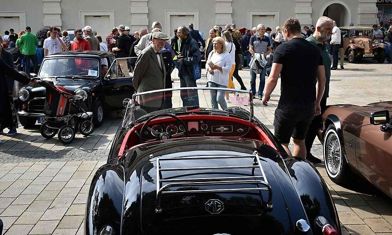 Nablýskané historické vozidla a motorky obsadily v neděli 19. května centrum Prostějova. 19.5. 2024