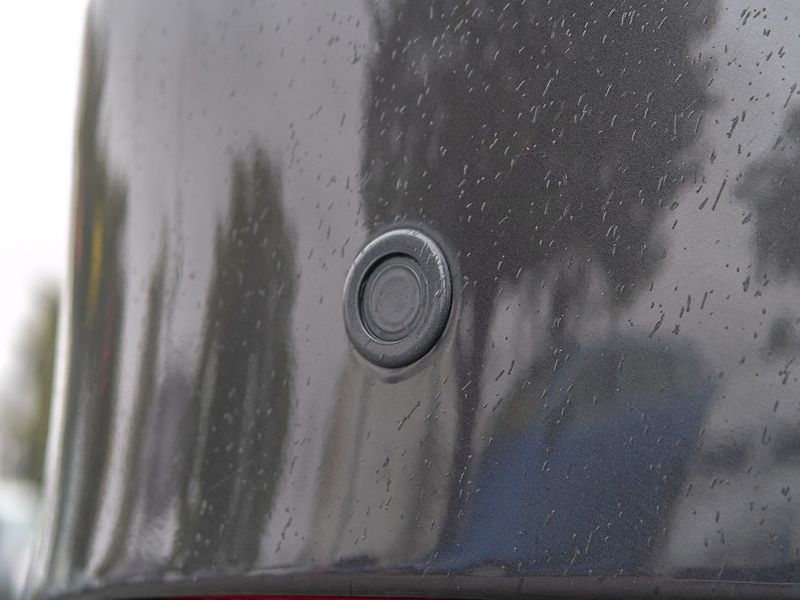 BMW Řada 5 (2010) 3.0i mat – NAVI - fotka 11 z 49