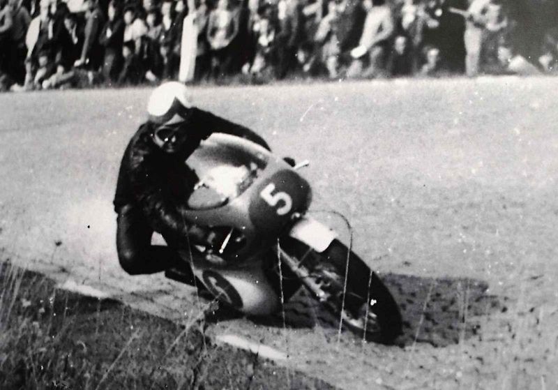 Tovární Jawa 350 pro seriál závodů Mistrovství světa z konce šedesátých lete - zřejmě technicky nejdokonalejší motocykl té doby
