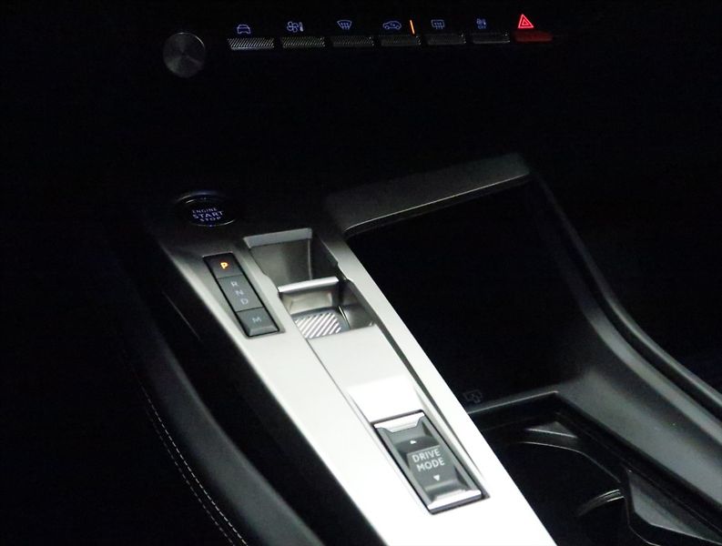 Peugeot 308 1,5 BlueHDi  AT ALLURE NAVI ČR - fotka 28 z 47