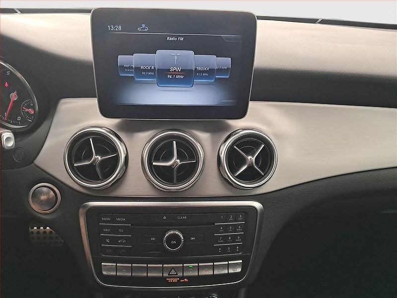 Mercedes-Benz GLA (2018) 250 4MATIC - fotka 12 z 17