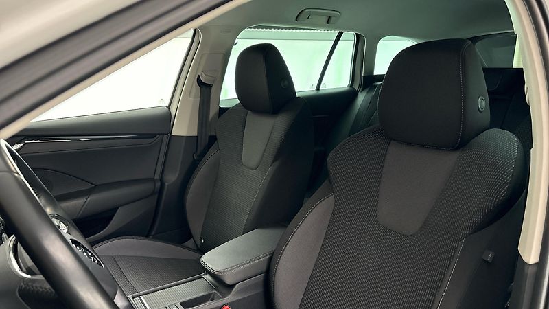 Škoda Octavia 2.0 TDI Ambition Combi - fotka 15 z 27