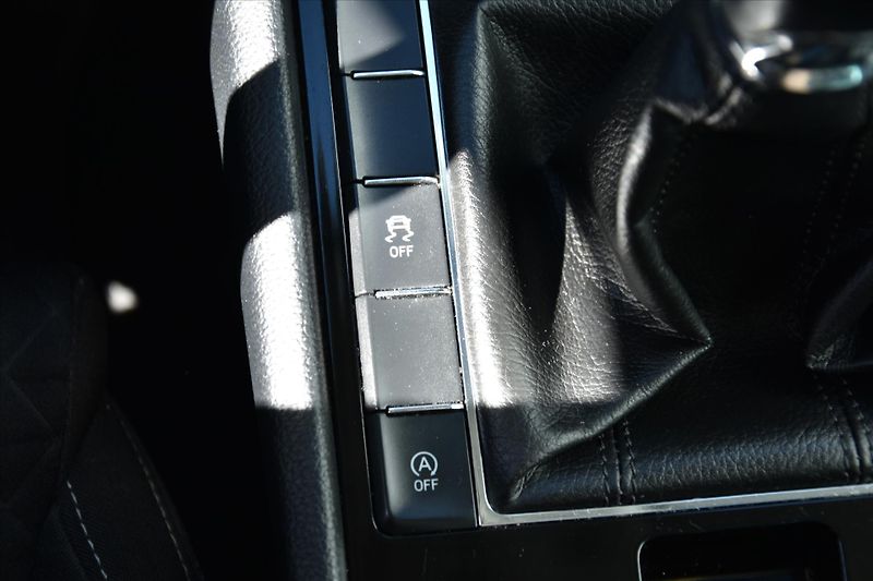 Škoda Superb 2.0TDi 140kW PANORAMA TAŽNÉ - fotka 22 z 27