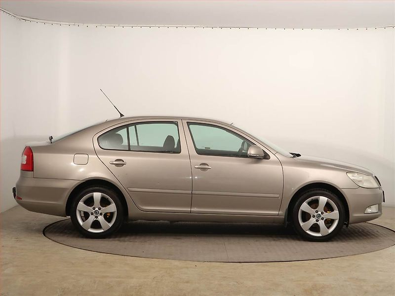 Škoda Octavia (2009) Ambiente 1.6, Tempomat - fotka 6 z 13
