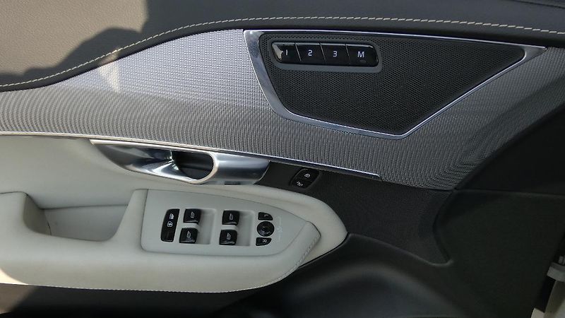 Volvo XC90 B6 AWD R-Design Auto 7 míst - fotka 9 z 26