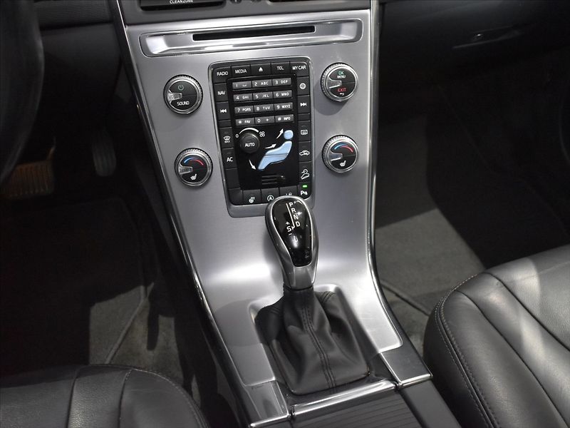 Volvo XC60 2,4 D4 AWD SUMMUM Bezklíč,BLIS - fotka 13 z 23