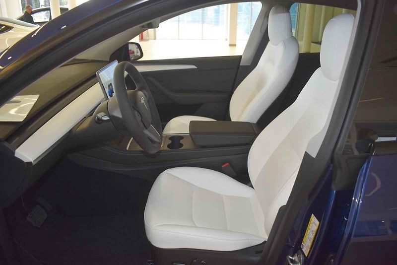Jedna z prvních Tesel Model Y v showroomu v Čestlicích