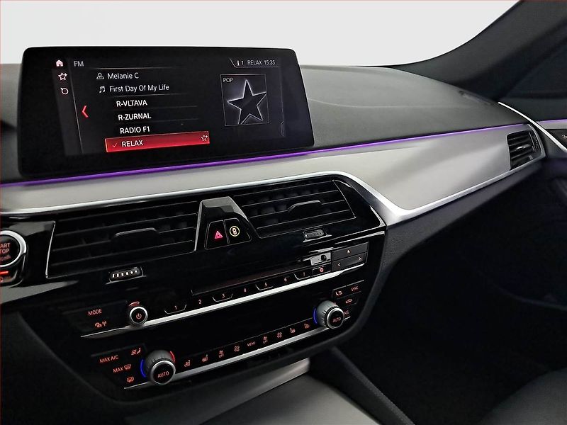 BMW Řada 5 (2018) M Sport 530d xDrive - fotka 12 z 25