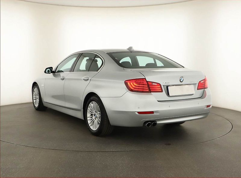 BMW Řada 5 (2014) Modern Line 525d xDrive, 4X4 - fotka 4 z 17