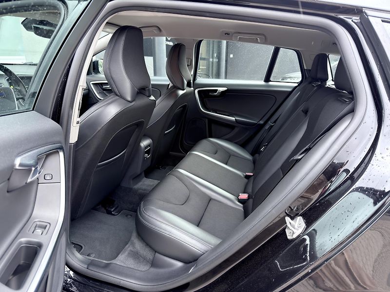 Volvo V60 Cross Country D4 AWD // 4x4 - fotka 11 z 30