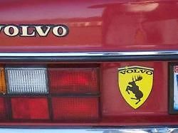 Logo Volva se vzpínajícím se losem od Davea Bartona.