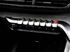 Tlačítko recirkulace ve voze Peugeot 5008 má podobu šipek v kruhu