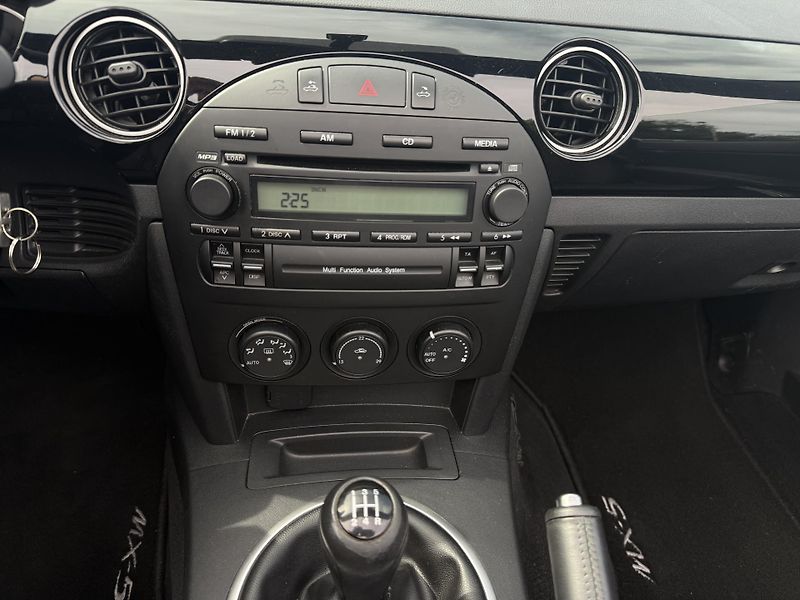 Mazda MX-5 1.8  93kW Roadster 123tkm - fotka 12 z 15