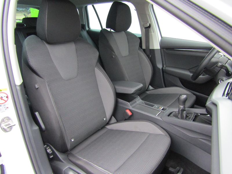Škoda Octavia IV FL Combi Selection 1.5 TSI - fotka 22 z 30