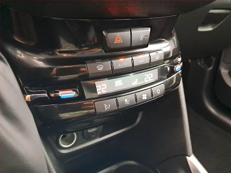 Peugeot 2008 (2018) 1.2 PureTech, Serv.kniha - fotka 13 z 16