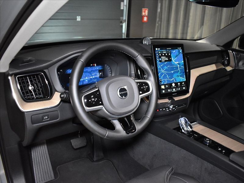 Volvo XC60 2,0 B5 AWD Ultra B&W,Pano,BLIS - fotka 12 z 25