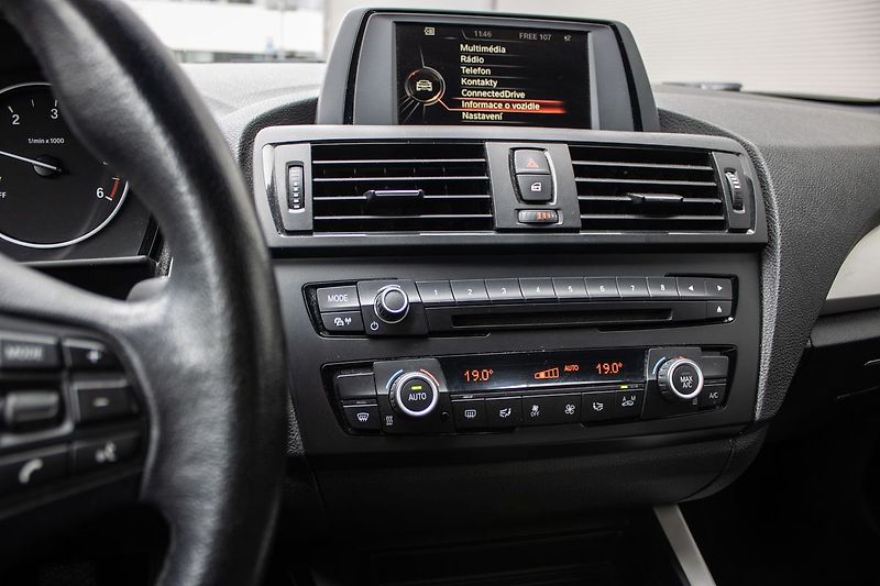 BMW Řada 1 Servis do 210000 Km, tažné - fotka 14 z 26