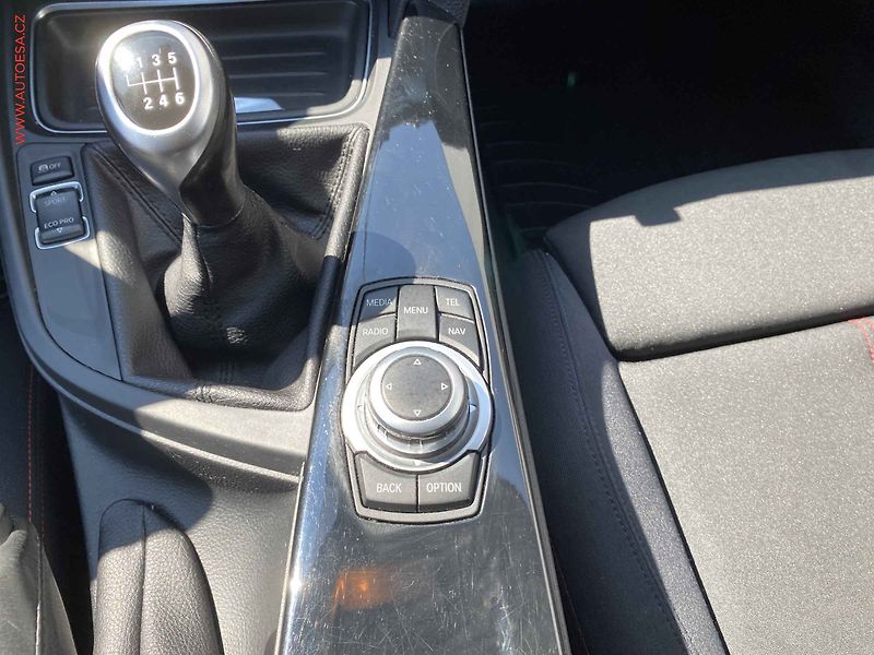 BMW Řada 3 (2012) 2.0i 320i, AC, navi, park - fotka 13 z 19