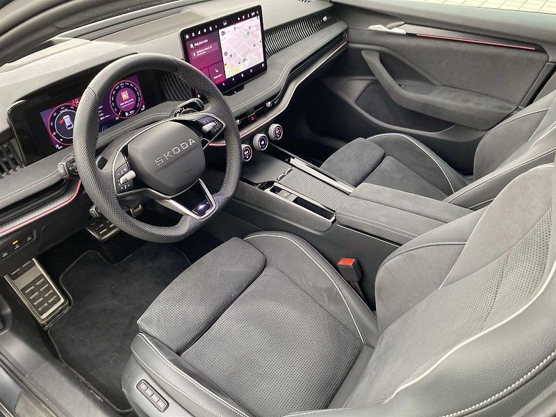 Škoda Superb (2025) Combi 2.0 TDI 4x4 DSG Sportlin - fotka 9 z 39