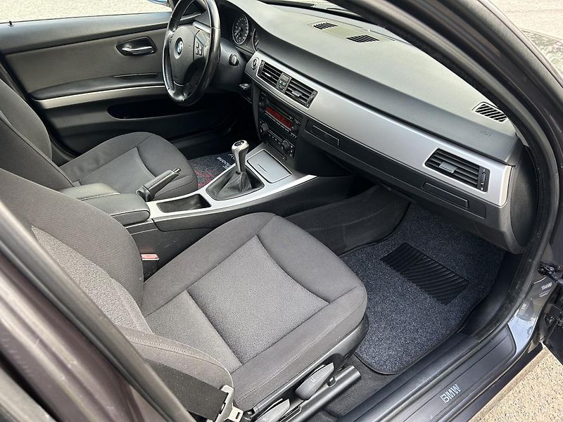 BMW Řada 3 320i  - fotka 38 z 51