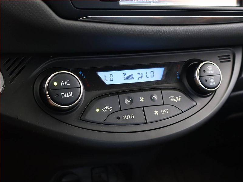 Toyota Yaris (2015) 1.5 Hybrid, Automat, Navi - fotka 12 z 17
