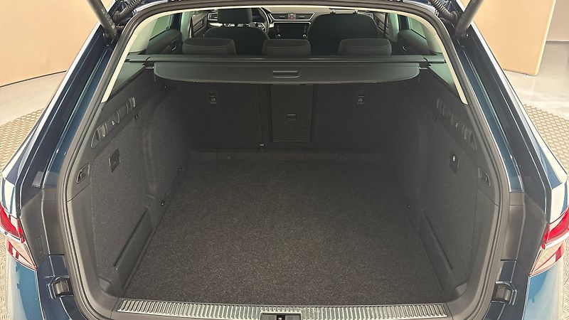 Škoda Superb 2.0 TDI DSG 4x4 Style Combi - fotka 17 z 27