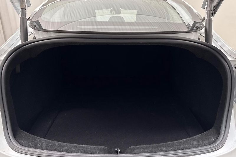 Tesla Model 3 Long Range AWD Highland Tažné - fotka 17 z 20