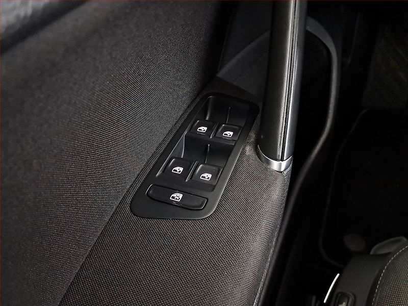 Volkswagen Golf (2017) 2.0 TDI, 4X4, Automat, Navi - fotka 26 z 28