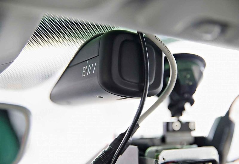 Hasiči otevírali auto se zamčenou holčičkou.