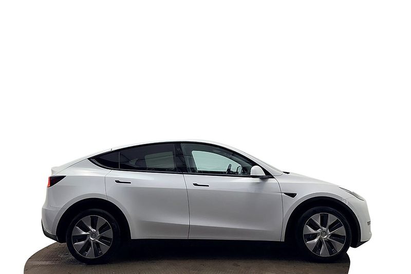 Tesla Model Y Long Range AWD - fotka 4 z 31