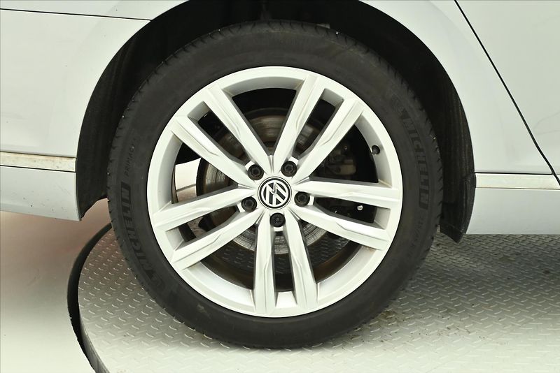 Volkswagen Passat 2,0 TDI 140 kW DSG ELEGANCE Zá - fotka 32 z 32