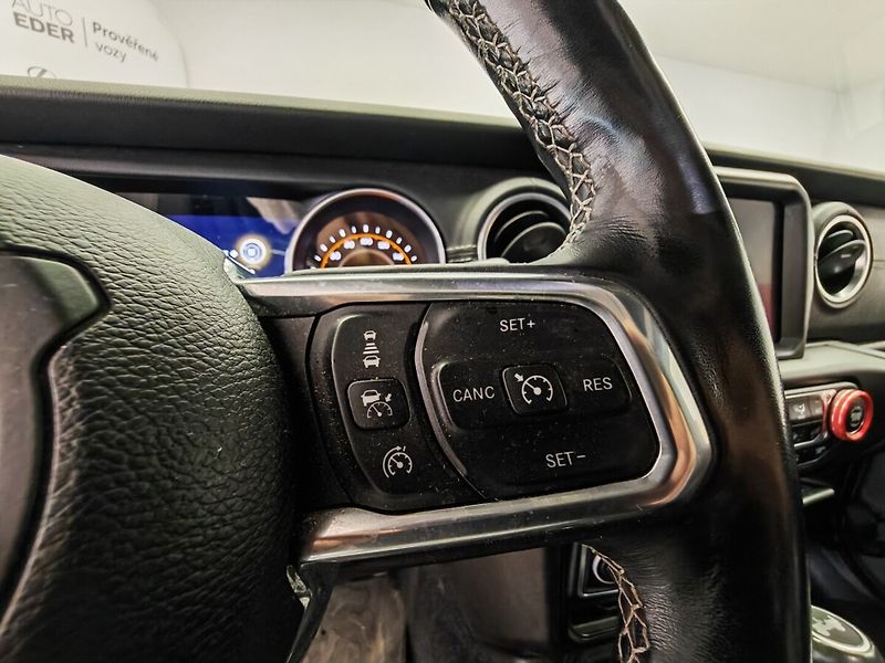 Jeep Wrangler SAHARA 2.0T 4x4 TRAIL RATED - fotka 27 z 40
