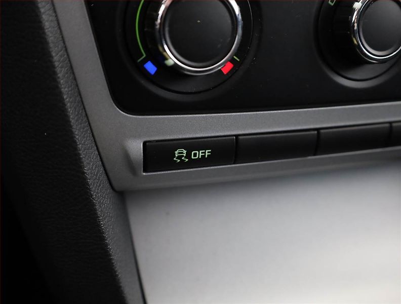 Škoda Octavia (2011) Ambiente 1.8 TSI, Tempomat - fotka 12 z 17