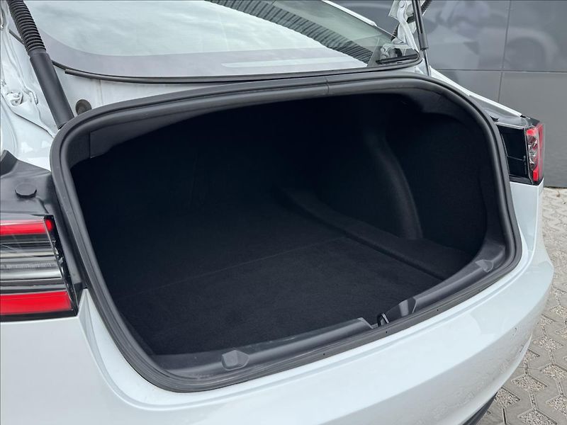 Tesla Model 3 LR REFRESH 4WD 82kWh - fotka 14 z 32