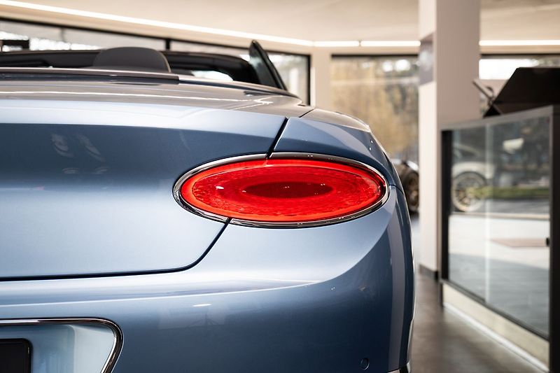 Bentley Continental GTC V8 Mulliner - fotka 22 z 24