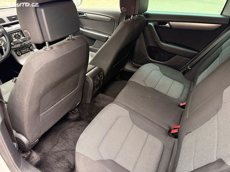 Volkswagen Passat (2011) 2.0TDI, 103kw - fotka 13 z 20